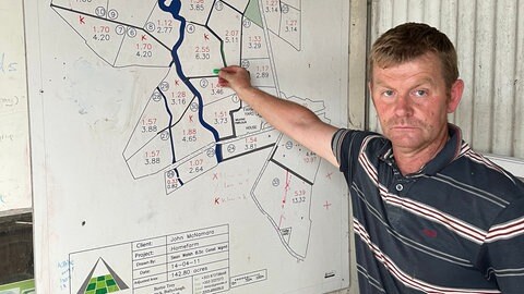 John McNamara hat sein Weideland mit mobilen Elektrozäunen in einzelne Parzellen aufgeteilt. In jeder misst der Farmer den Grasaufwuchs. Die Infos, vom Nahrungsbedarf seiner Kühe bis zur Menge des weidereifen Grases, sind auf einer Karte verzeichnet, die am Eingang zum Melkstand hängt. Die Tiere sollen genau dann auf eine Koppel kommen, wenn das Gras dort die perfekte Wuchshöhe hat. 