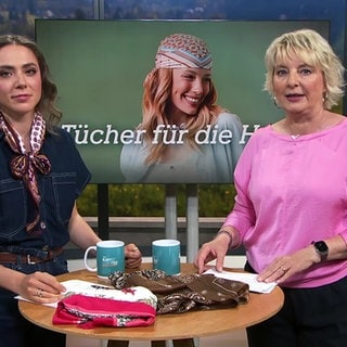 Moderatorin Heike Greis mit ihrem Gast Celine Jost vor einem Bildschirm mit der Aufschrift "Tücher für die Haare".