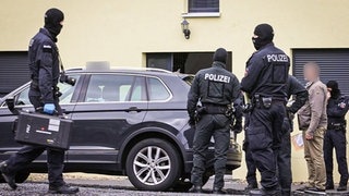 Polizisten sind bei einem Einsatz zu sehen. Terror-Ermittler gehen in drei Bundesländern gegen mehrere Beschuldigte wegen der Bildung einer mutmaßlich rechtsradikalen bewaffneten Gruppe vor - auch in Baden-Württemberg (Bild: Razzia in Hildesheim).