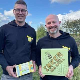 Marco Ringel (l.) und Christoph Ludwig mit ihren Bienen-Erfindungen
