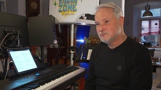 Bernd sitzt an einem Klavier