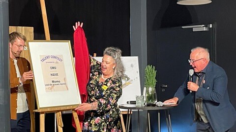 Festival-Gründer Fritz Keller und die Singer-Songwriterin Kaz Hawkins enthüllen die Gewinner des Talent-Contests.