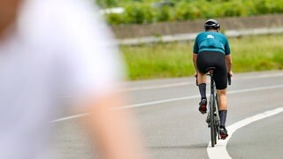 Ein Radfahrer auf einem Rennrad (Symbolbild) | Radfahrer Stephan erzählt von seinem Angriff durch einen Greifvogel