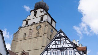 Turm der evangelischen Stiftskirche und Fachwerkhäuser am Marktplatz in Herrenberg
