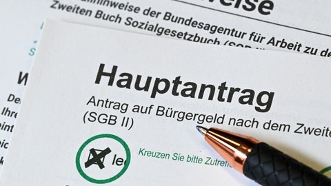 Ein Antrag auf Bürgergeld und dazu passende Ausfüllhinweise. Der Bund will ukrainischen Geflüchteten kein Bürgergeld mehr zahlen.