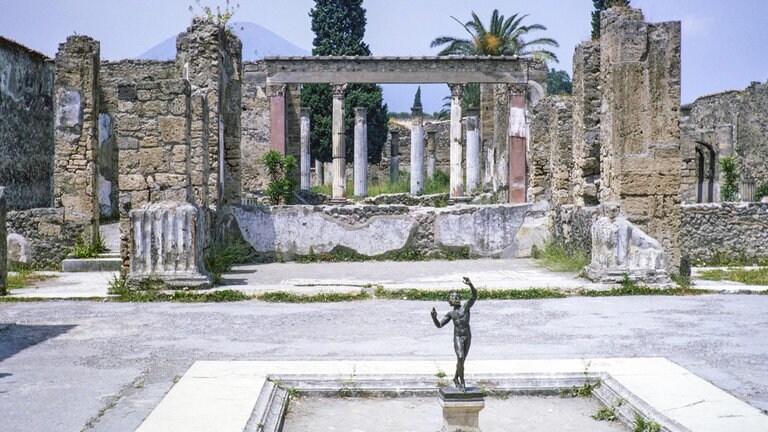 Die Bilder zeigen die Ausgrabungsstätte Pompeji. Gabriel Zuchtriegel leitet den Park Pompeji. Er verrät in SWR1 Leute, wie die Menschen damals vor dem Ausbruch des Vesuv wirklich gelebt haben.