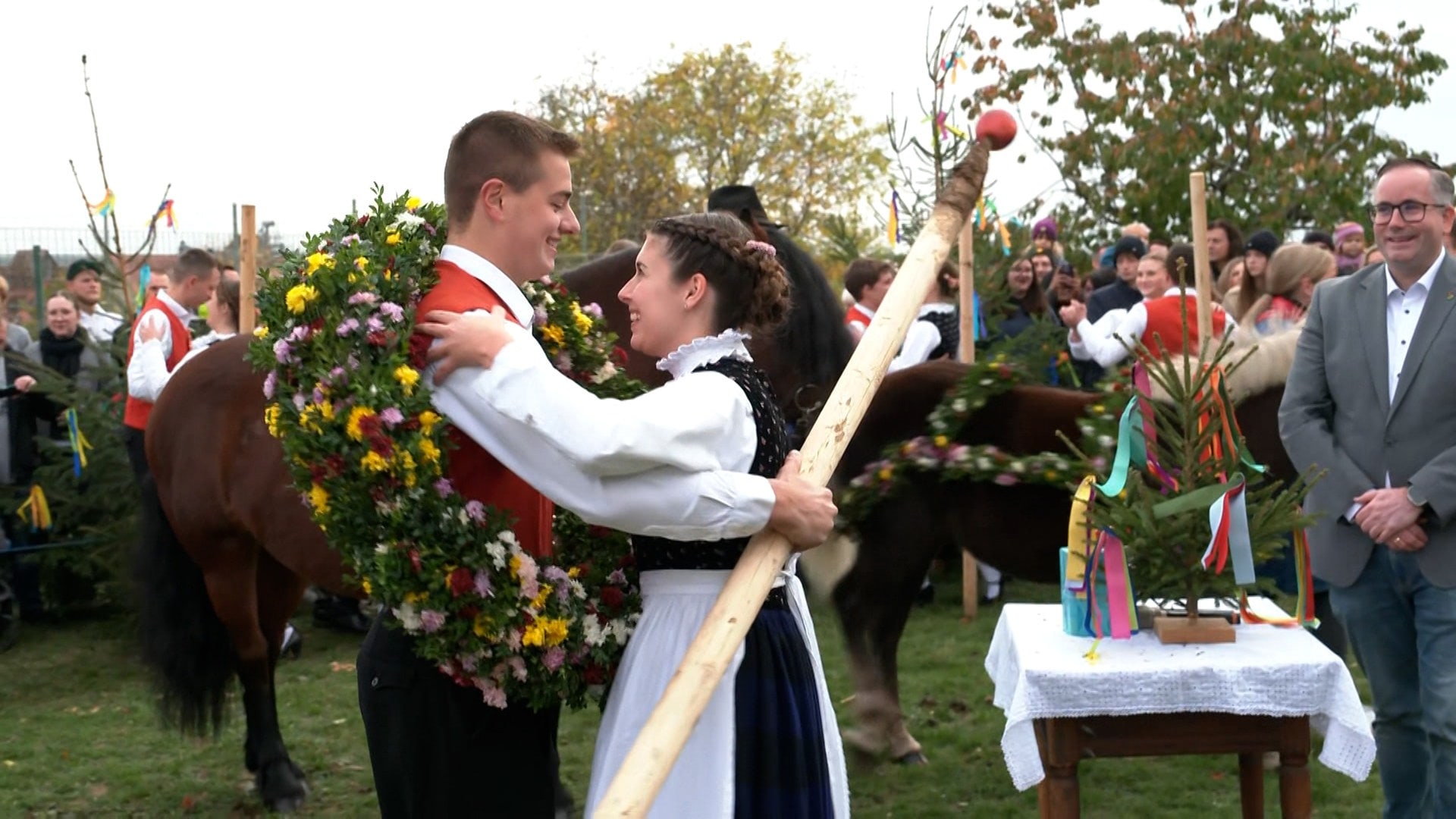 Traditioneller Füllestanz in Tracht: Was jungen Leuten an diesem Brauchtum gefällt