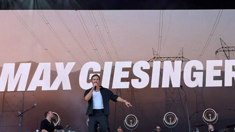 Max Gieslinger auf der Bühne beim Glücksgefühle-Festival in Hockenheim