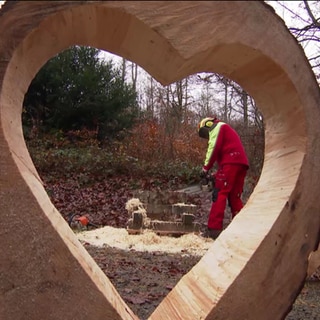 Herzförmiger Weihnachtsschmuck im Wald