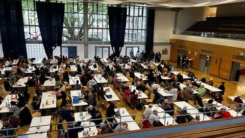 Notunterkunft Jahnhalle in Pforzheim von Innen