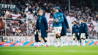 Enttäuschte Spieler des Karlsruher SC nach der Niederlage beim FC St. Pauli