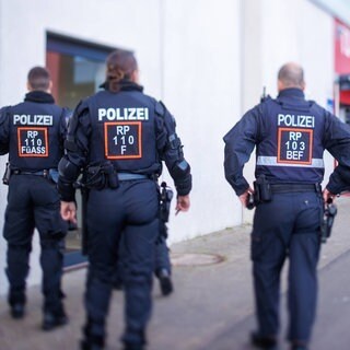 Drei Polizisten in Uniform im Stadion von Mainz 05 (Symbol): Der FSV Mainz 05 verurteilt die Attcke einiger Anhänger auf einen Bundespolizisten.