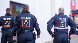 Drei Polizisten in Uniform im Stadion von Mainz 05 (Symbol): Der FSV Mainz 05 verurteilt die Attcke einiger Anhänger auf einen Bundespolizisten.