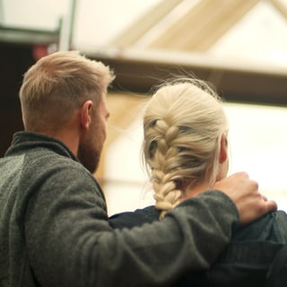 Ehepaar steht vor dem Rohbau eines Stelzenhaus