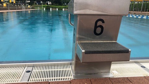 Neue Kleiderordnung in den Schwimmbädern in Weil und Lörrach 