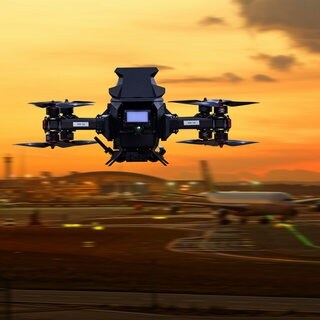 Eine Drohne fliegt in der Luft. Das Joint Venture ONBERG präsentiert seine Drohnenabwehr für den Schutz kritischer Infrastruktur auf der ILA 2026.