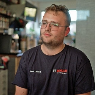 Leon Zeller macht eine Ausbildung zum Mechatroniker bei Bosch. Er bangt zusammen mit seinem Bruder und Vater um seinen Job.
