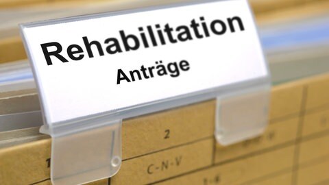 Aktenablage mit der Aufschrift "Rehabilitation – Anträge"