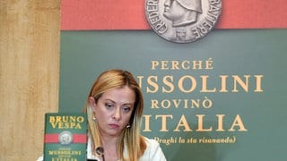 Die Vorsitzende der Partei Fratelli D'Italia, Giorgia Meloni, bei der Präsentation des Buches "Perché Mussolini rovinò l'Italia" (Warum Mussolini Italien runierte) von Bruno Vespa im November 2011 in Rom