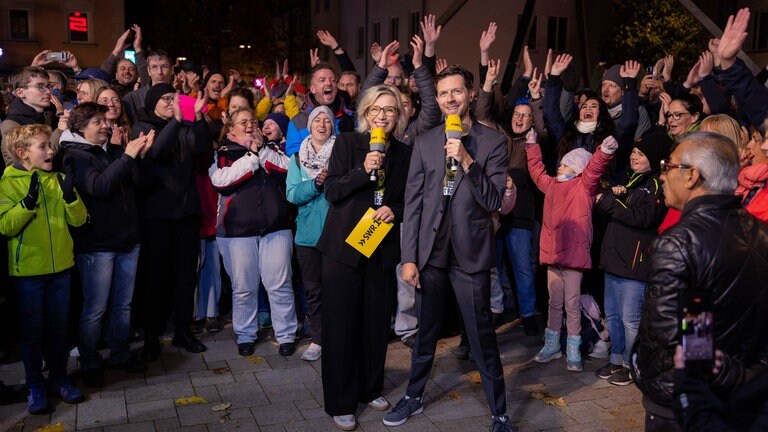 Hitparade 2025 Finalparty Tuttlingen - Stefanie Anhalt und Corvin Tondera-Klein inmitten des Publikum