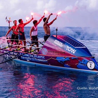 Vier Männer auf einem großen Ruderboot halten Leuchfackeln in der Hand