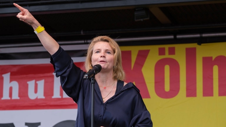 Annette Frier hält eine Rede bei einer Kundgebung