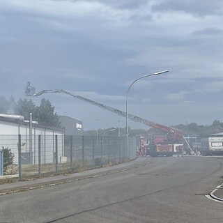 In Ofterdingen (Kreis Tübingen) brennt am Dienstmittag eine Filteranlage in einem Firmengebäude. Bei den Löscharbeiten haben zwei Feuerwehrmänner einen Stromschlag bekommen und mussten behandelt werden.