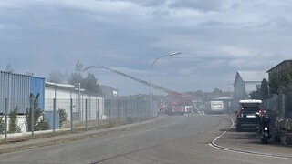 In Ofterdingen (Kreis Tübingen) brennt am Dienstmittag eine Filteranlage in einem Firmengebäude. Bei den Löscharbeiten haben zwei Feuerwehrmänner einen Stromschlag bekommen und mussten behandelt werden.