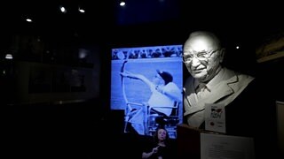 Skulptur von Dr. Ludwig Guttmann im National Paralympic Heritage Center im Stoke Mandeville Stadium