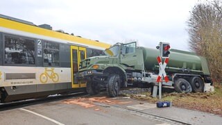 In Langenau (Alb-Donau-Kreis) hat ein Zug einen leeren Tanklaster erfasst. Verletzt wurde niemand.