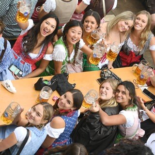 Feiernde Gäste auf dem Oktoberfest. In Mainz kämpfen die Organisatoren um die Lizenz.