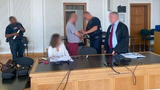 Einem Angeklagten werden Handschellen abgenommen. Hier im Landgericht Frankenthal werden die Plädoyers im Prozess um einen Einbruch bei einer Seniorin in Ludwigshafen gesprochen.