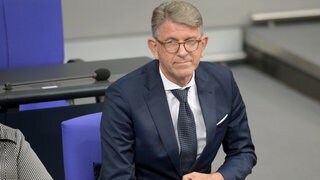 Wolfram Weimer (parteilos), Staatsminister für Kultur und Medien, sitzt während der Debatte im Bundestag. 