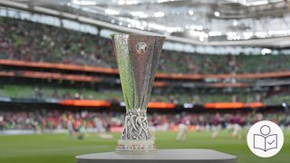Der Pokal von der Europa League. Der Pokal ist silber. Der Pokal steht in einem Fußball-Stadion. Rechts das SWR Logo für Leichte Sprache.