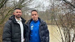 Ejmad (r.) und Kastriot Demaku stehen vor dem Kocher in Künzelsau. Die Brüder haben eine 93-jährige Frau aus dem Fluss gerettet.