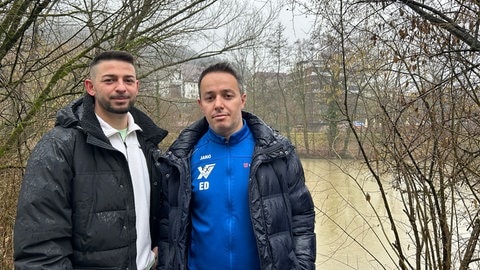 Ejmad (r.) und Kastriot Demaku stehen vor dem Kocher in Künzelsau. Die Brüder haben eine 93-jährige Frau aus dem Fluss gerettet.
