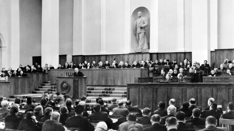 Nikita Chruschtschow am Rednerpult: Am 25. Februar 1956 hielt Chruschtschow vor Delegierten der Kommunistischen Partei in einer nichtöffentlichen Sitzung seine "Geheimrede". Darin verurteilte er u.a. den Personenkult des sowjetischen Führers Josef Stalin.