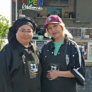 Tahera Najwa (l.) und Fatima Nuri vor ihrem Foodtruck