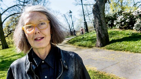 Die kanadische Autorin Anne Carson in einem Park in Stockholm.