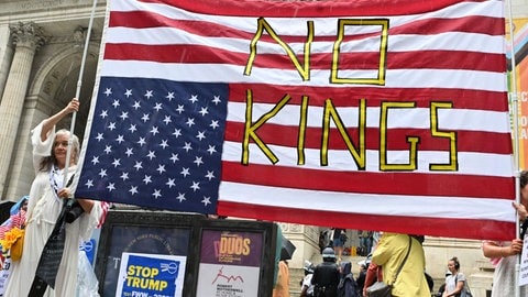 No Kings (keine Könige) steht auf einer US-Flagge während einer Demonstraion - die Demonstrierenden halten die Flagge auf dem Kopf stehend. Das gilt in den USA als Zeichen von extremer Gefahr. Die Demokratie ist in Gefahr. Nicht nur in den USA unter Trump. Damit beschäftigt sich die Politikwissenschaftlerin Andrea Römmele intensiv. In SWR1 Leute analysiert sie die Lage in Deutschland
