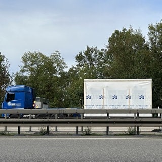 Ein Schwertransporter steckt fest auf der A6 bei Öhringen.
