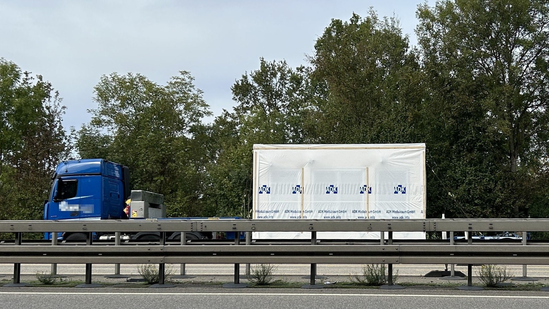 Nach tagelangem Stillstand an A6: Schwertransport kann endlich weiter fahren