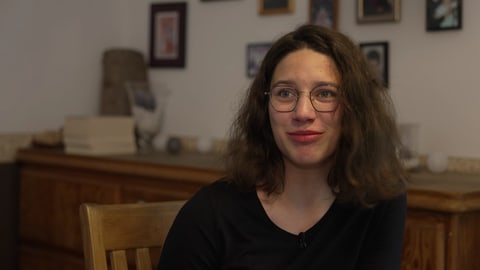Portraitfoto von Claire Gantner. Sie kandidiert mit 16 Jahren für den Gemeinderat in Baden-Baden.