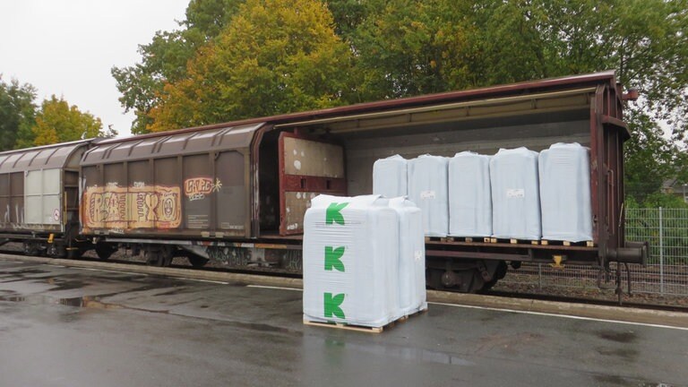 Die fertigen Torfprodukte werden teilweise auch mit der Bahn verfrachtet