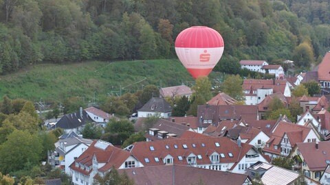 Ein Heißluftballon ist in Bad Urach im Landeanflug. 