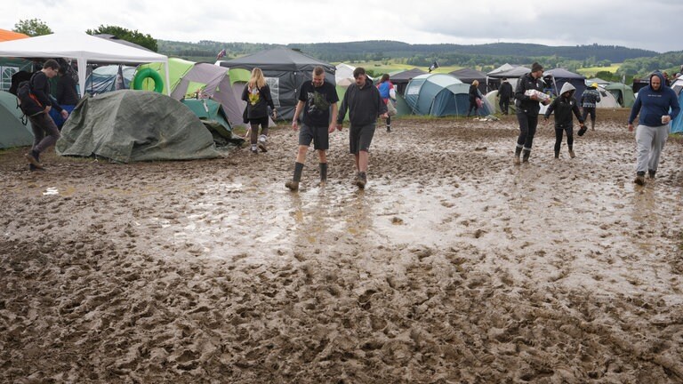 Rar-Camper waten durch den Schlamm.