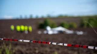 Nach dem Flugzeugabsturz bei Fließem in der Eifel sind die beiden Todesopfer aus dem Wrack geborgen worden.