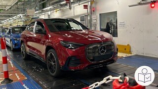 Ein rotes Auto der Marke Mercedes-Benz. Das Auto ist das Modell GLA. Es wird in Rastatt gebaut. Es ist ein Elektro·auto. Rechts das SWR Logo für Leichte Sprache.