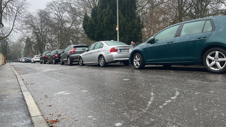 Auf einer Straße in Stuttgart West gibt es Glatteis.
