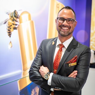 Daniel Stecher ist Flugbegleiter und Imker